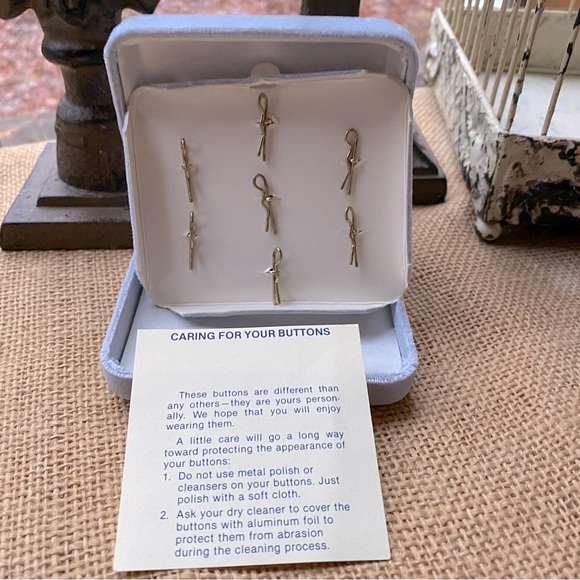 Beautiful Boxed Set 7 Brooks Brothers Gold Tone Monogrammed Buttons - Picture 5 of 6